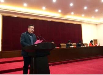 湖北昌利董事長在“百企聯(lián)百村脫貧奔小康”動(dòng)員會(huì)宣讀倡議書 湖北昌利董事長在“百企聯(lián)百村脫貧奔小康”動(dòng)員會(huì)宣讀倡議書